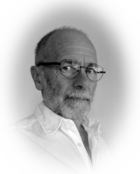 autoportrait sérieux en médaillon ovale