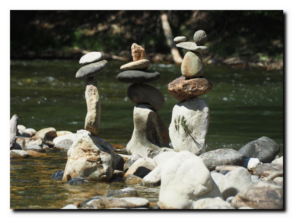 3 bawis sur une rive de l'Ardèche