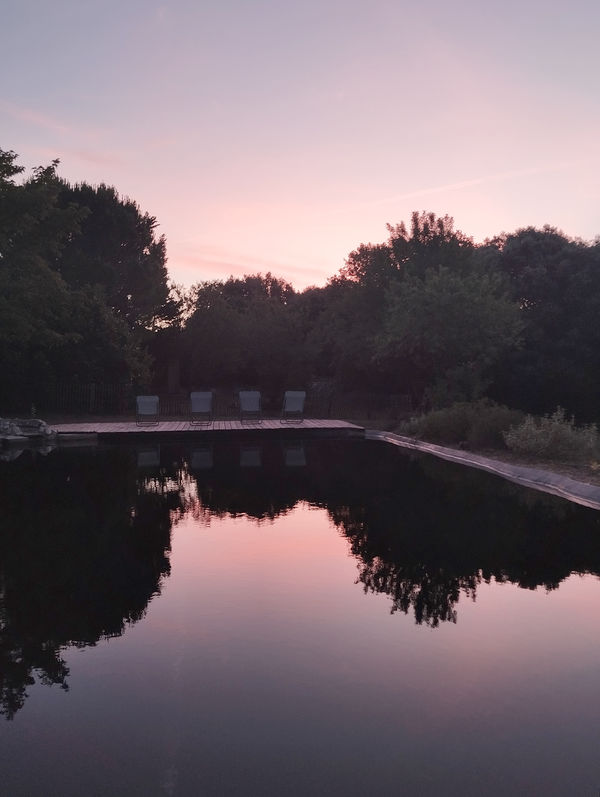 aurore qui se reflète sur une eau parfaitement calme