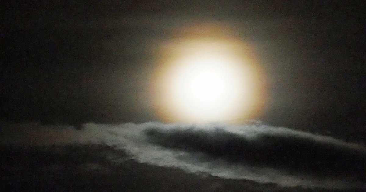 lumière à travers les nuées obscures