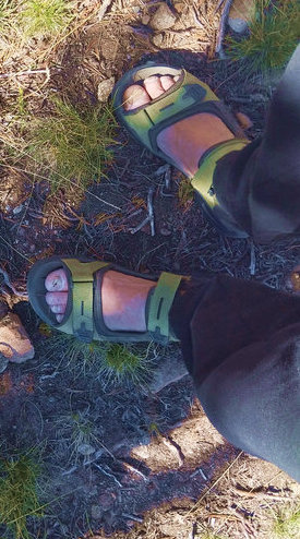 mes pieds chaussés de sandales